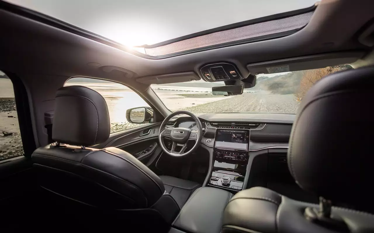 Интерьер Jeep Grand Cherokee