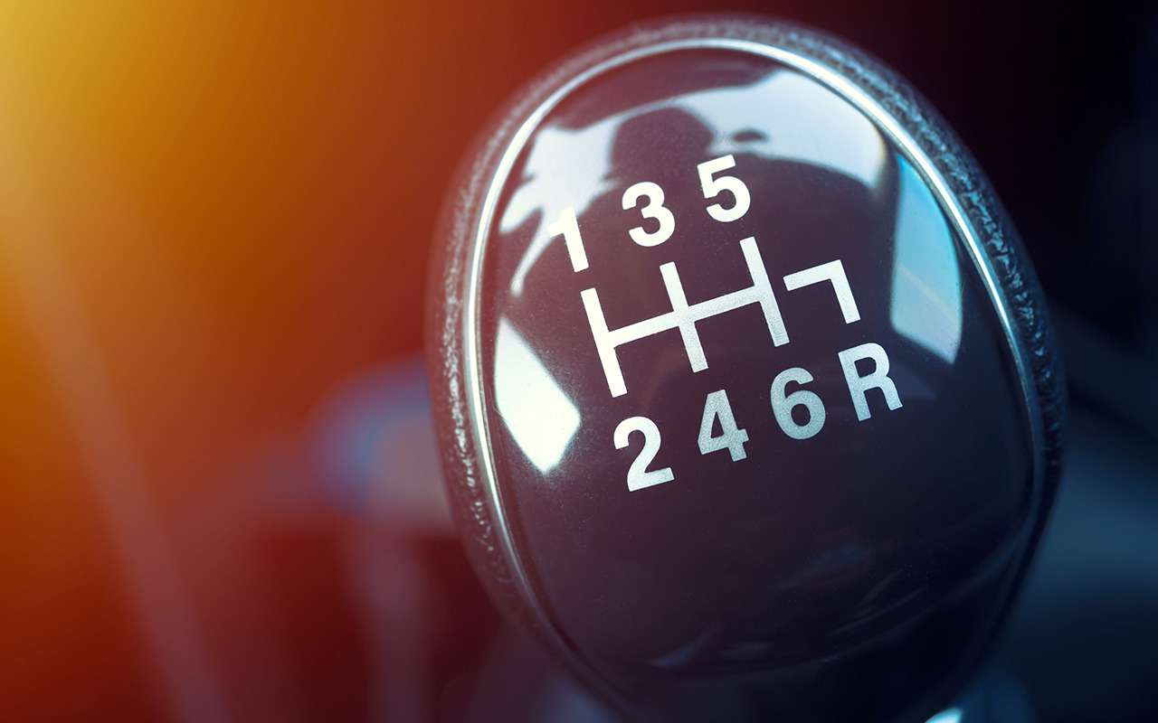 За езду на машине с механикой могут наказать на 15 тыс. рублей