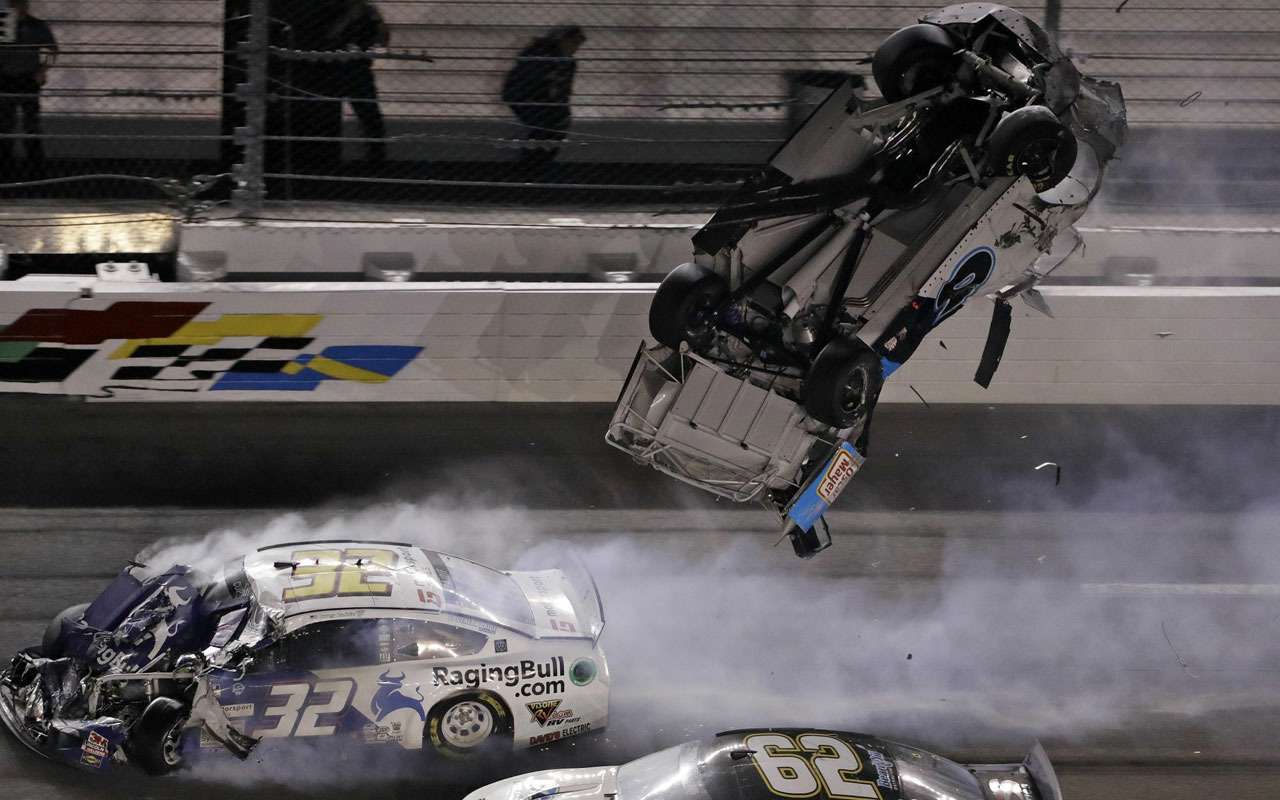 Адский замес на 300 км/ч: финиш одной из главных гонок года