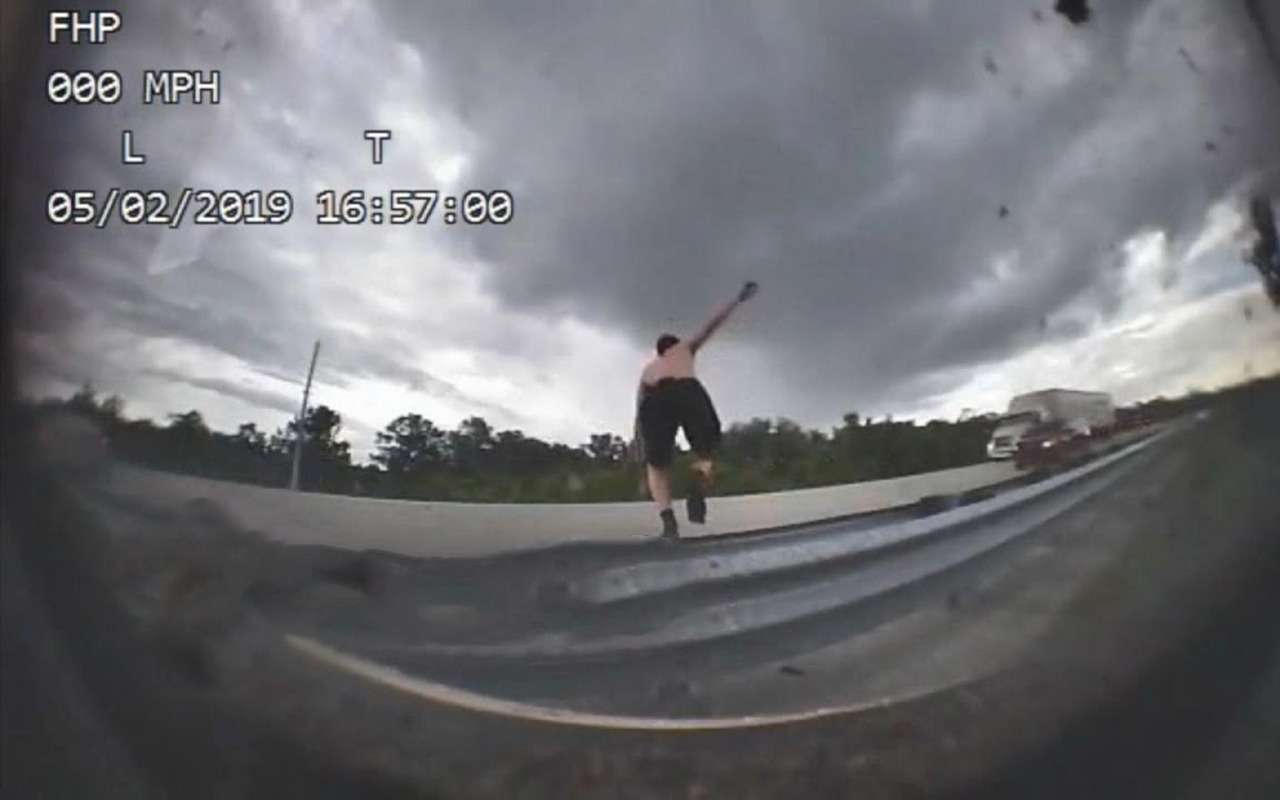 Полуголый сумасшедший угнал патрульную машину