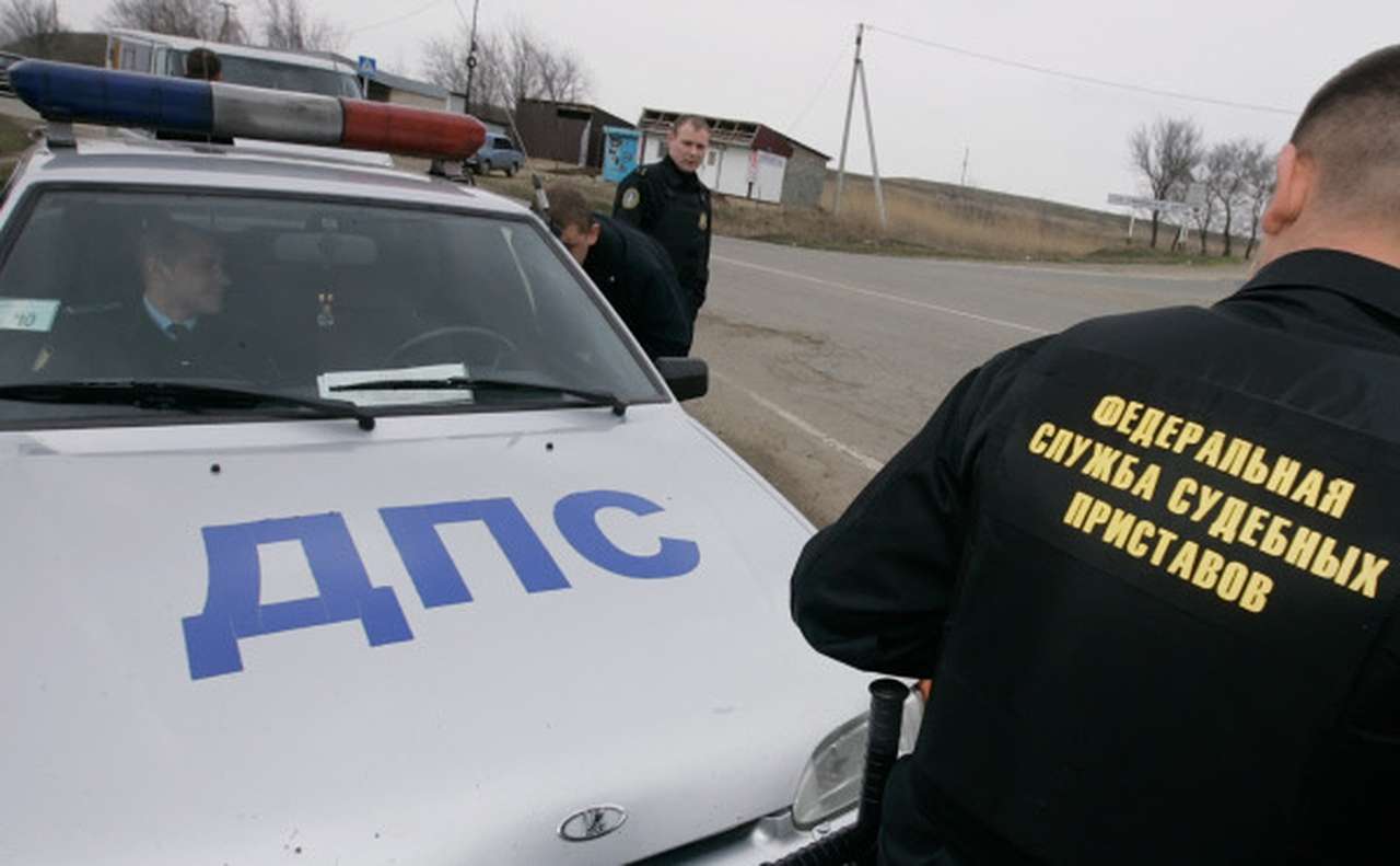 Должникам по штрафам до 10 тыс. руб. разрешили выезд за границу