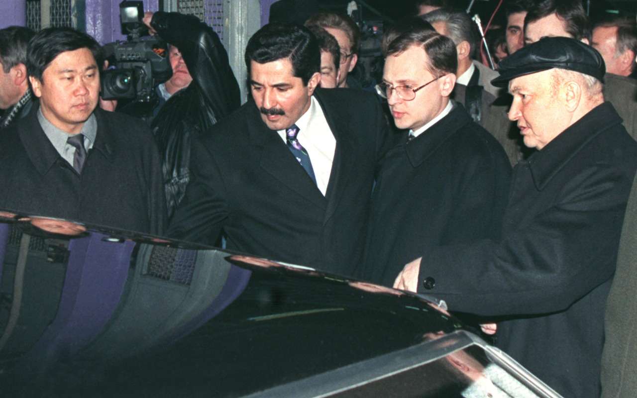 На снимке (справа налево): мэр Москвы Ю.Лужков, С.Кириенко и генеральный директор АО "Москвич" Р.Асатрян во время посещения одного из цехов завода