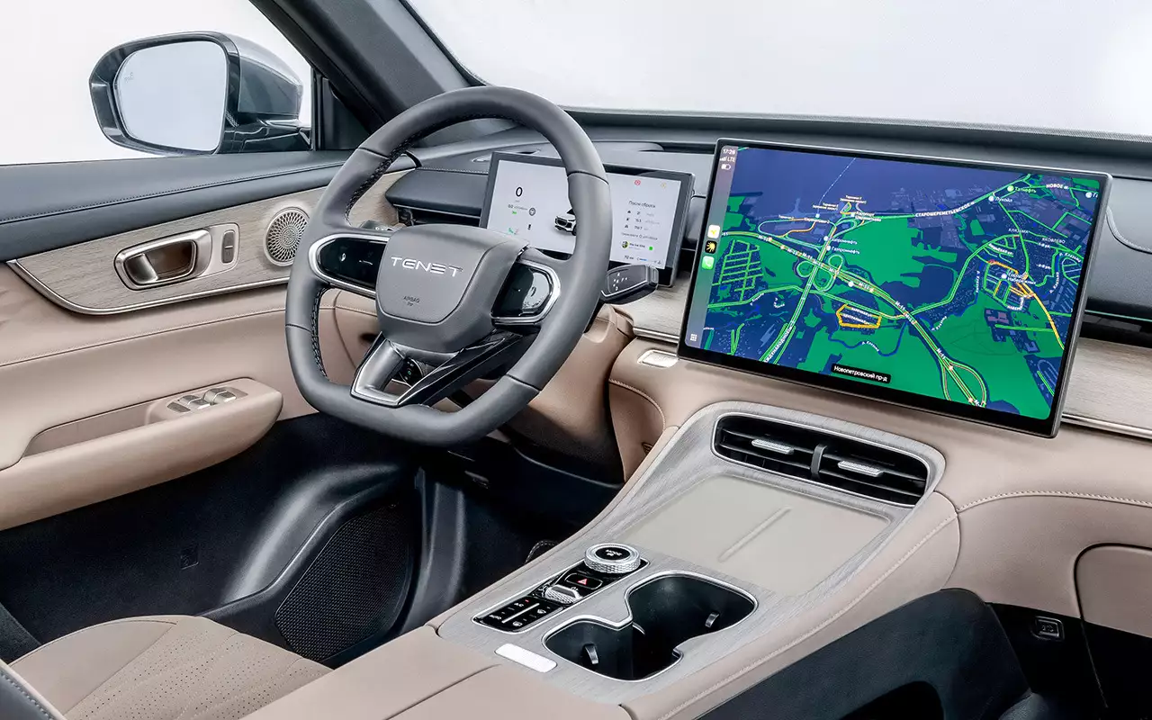 Интерьер современный, но запоминающихся особенностей нет. Начальная версия Prime отделана в черном цвете, богатая Ultra – в светло-сером.