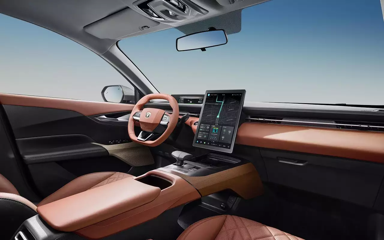 Интерьер Changan Eado