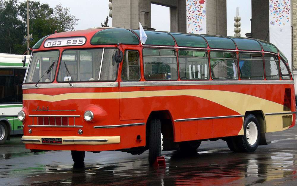 Ранний ЛАЗ-695.