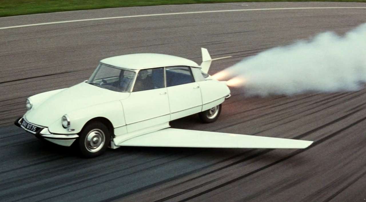 То, что раньше было возможным только в фантастических фильмах, скоро может стать обыденностью. На фото – летающий Citroen DS из культовой французской киноленты «Фантомас разбушевался», вышедшей на экраны в 1965 году.