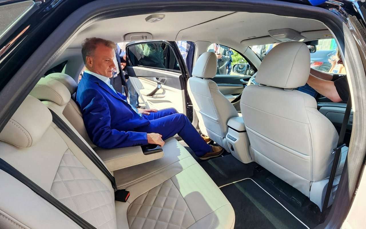 Новинка АВТОВАЗА в премиум-сегменте: чиновникам понравилась