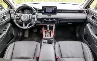 Салон Honda Vezel изобилует кнопками и крутилками. Медиасистема «пустая», хотя с некоторыми ухищрениями в нее добавляют Android Auto и Apple CarPlay. Русификации нет.