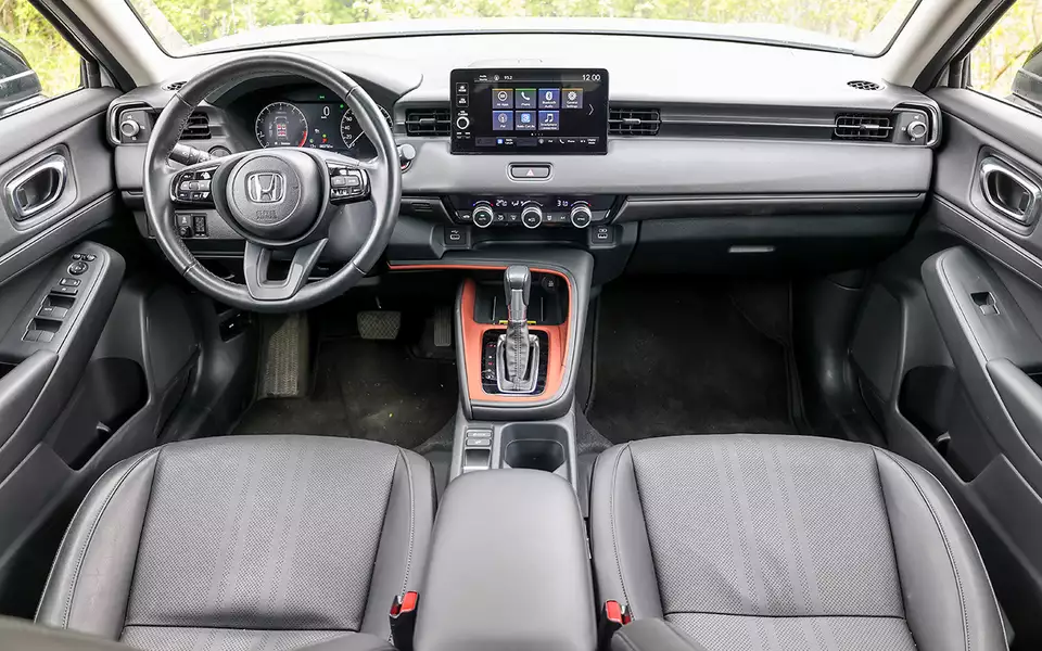 Салон Honda Vezel изобилует кнопками и крутилками. Медиасистема «пустая», хотя с некоторыми ухищрениями в нее добавляют Android Auto и Apple CarPlay. Русификации нет.