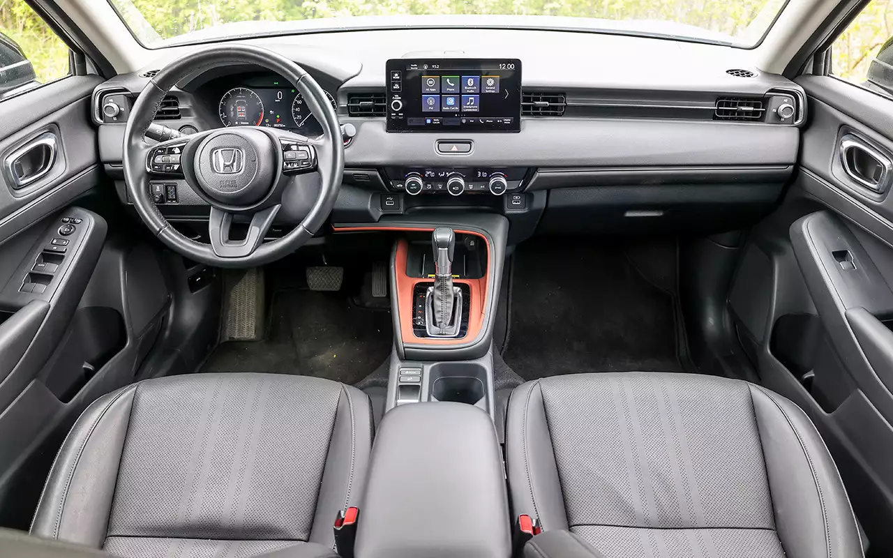 Салон Honda Vezel изобилует кнопками и крутилками. Медиасистема «пустая», хотя с некоторыми ухищрениями в нее добавляют Android Auto и Apple CarPlay. Русификации нет.