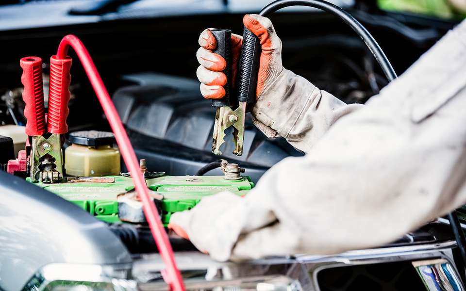 «Прикуривание» было и остается одним из самых надежных способов пуска двигателя ­автомобиля с разряженной АКБ.