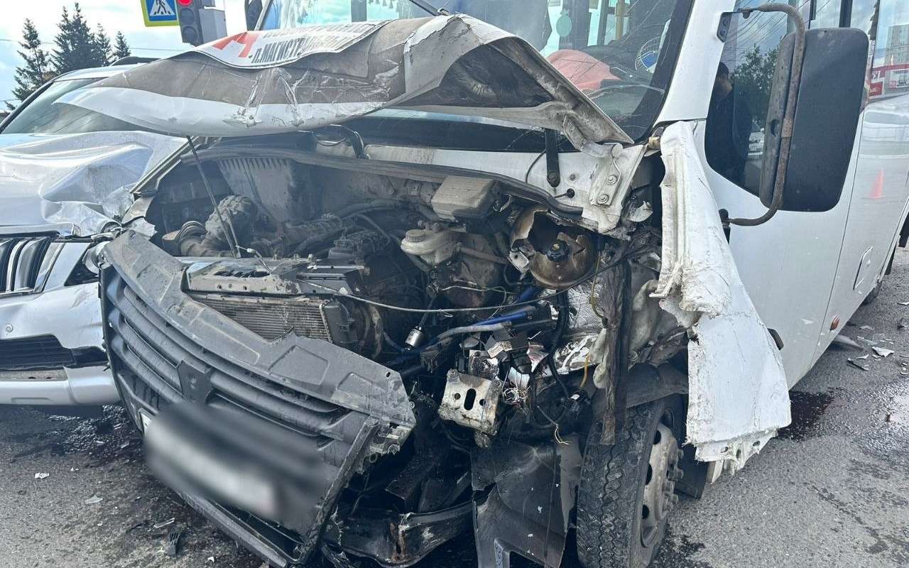 Автобус, полный пассажиров, столкнулся с двумя легковушками: подробности ДТП