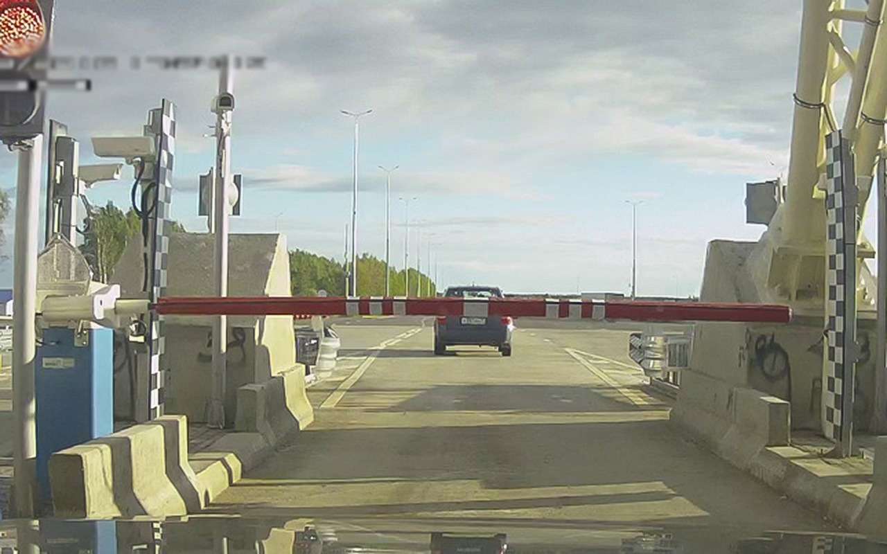 Как наказывают за сбитый шлагбаум на платной трассе?