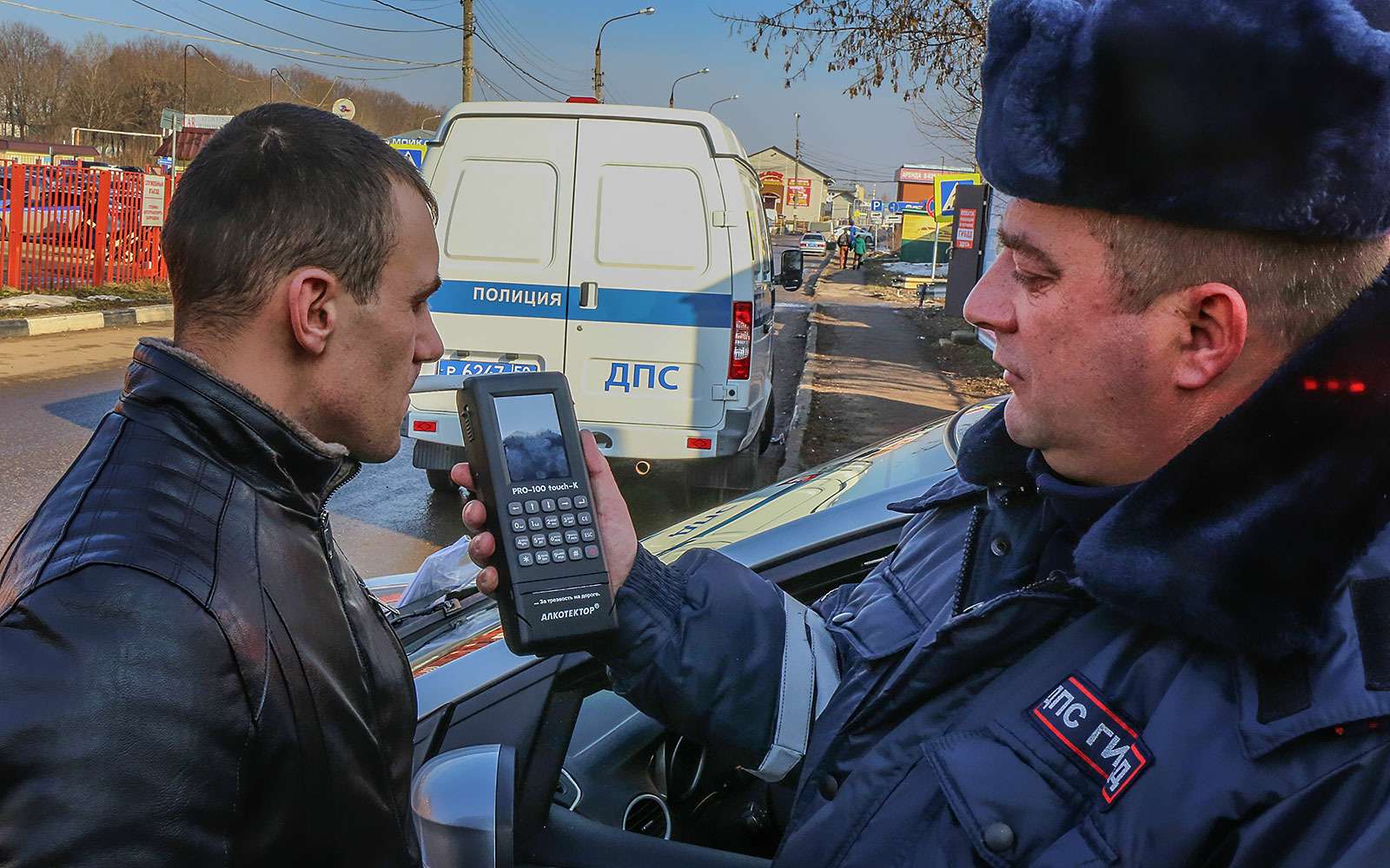 Освидетельствование водителей. Освидетельствование на алкоголь. ГИБДД алкоголь. ГИБДД прибор на алкоголь.