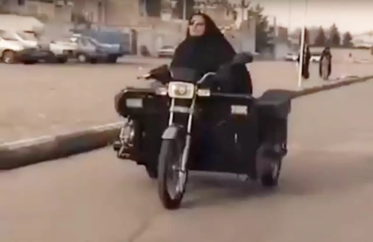 Женщина-инвалид сделала уникальный мотоцикл и ездит на нем без прав
