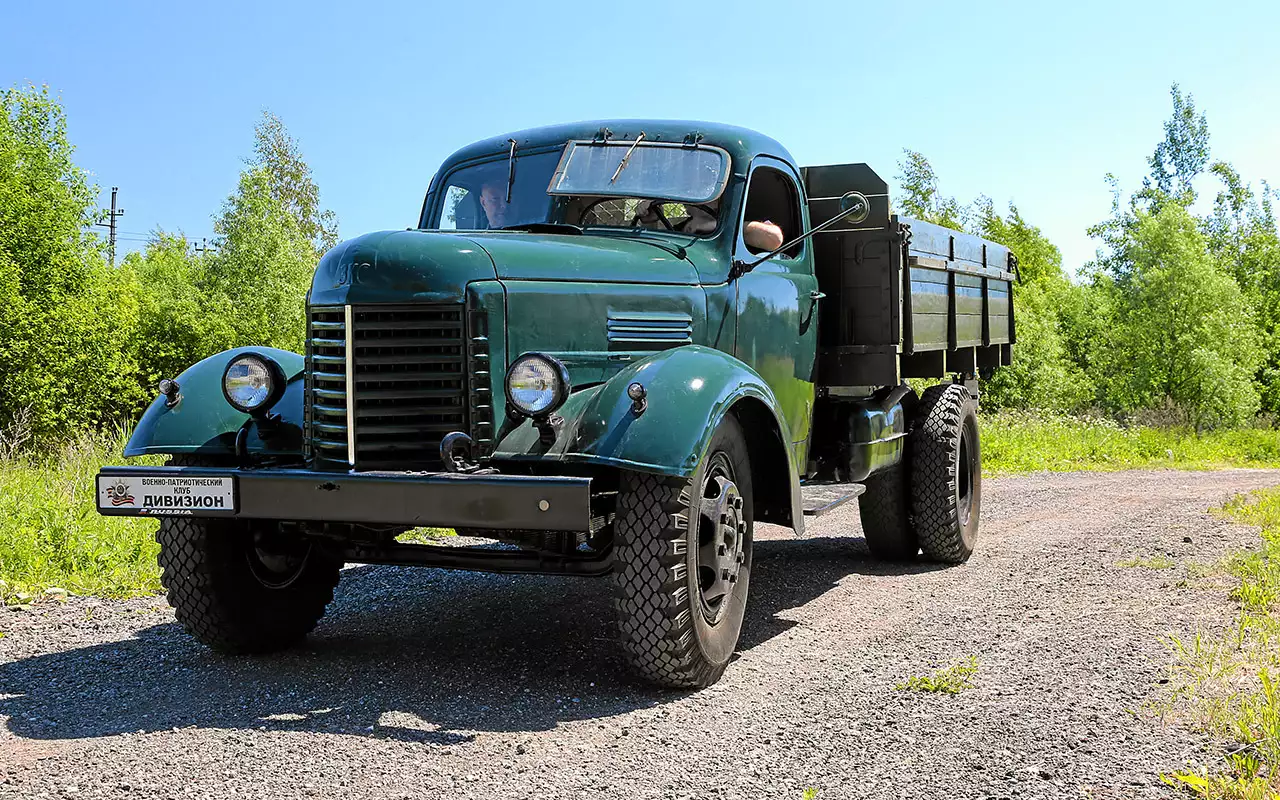 На ЗИС‑150 стояло даже маленькое наружное зеркальце. На крыльях – штатные фонарики указателей поворота.