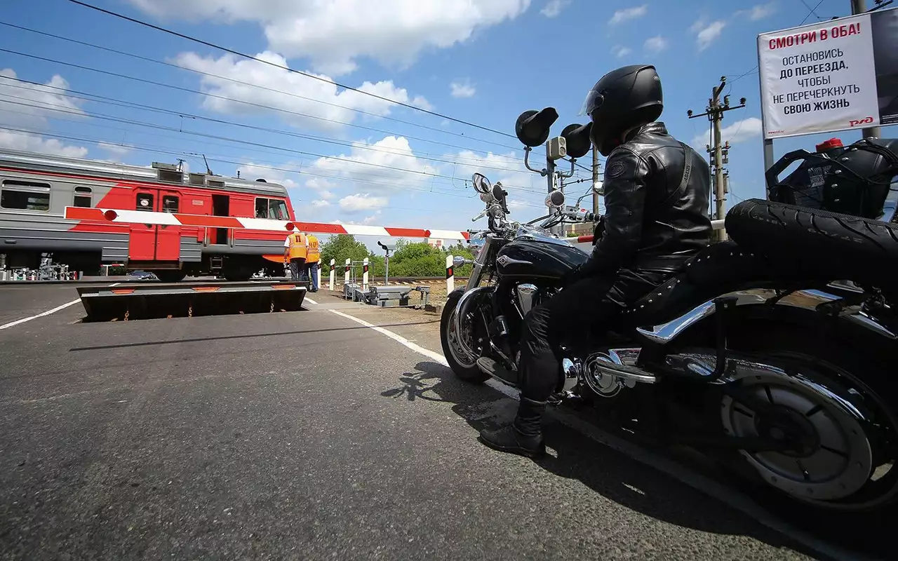 10 типичных нарушений на ж/д переездах (есть опасные!)