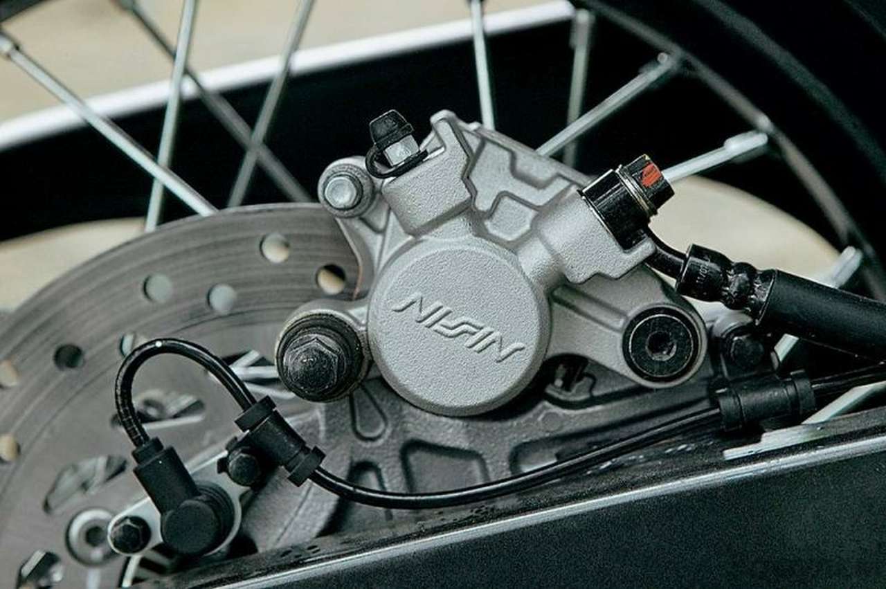 Задний тормоз,  как и передний с АБС