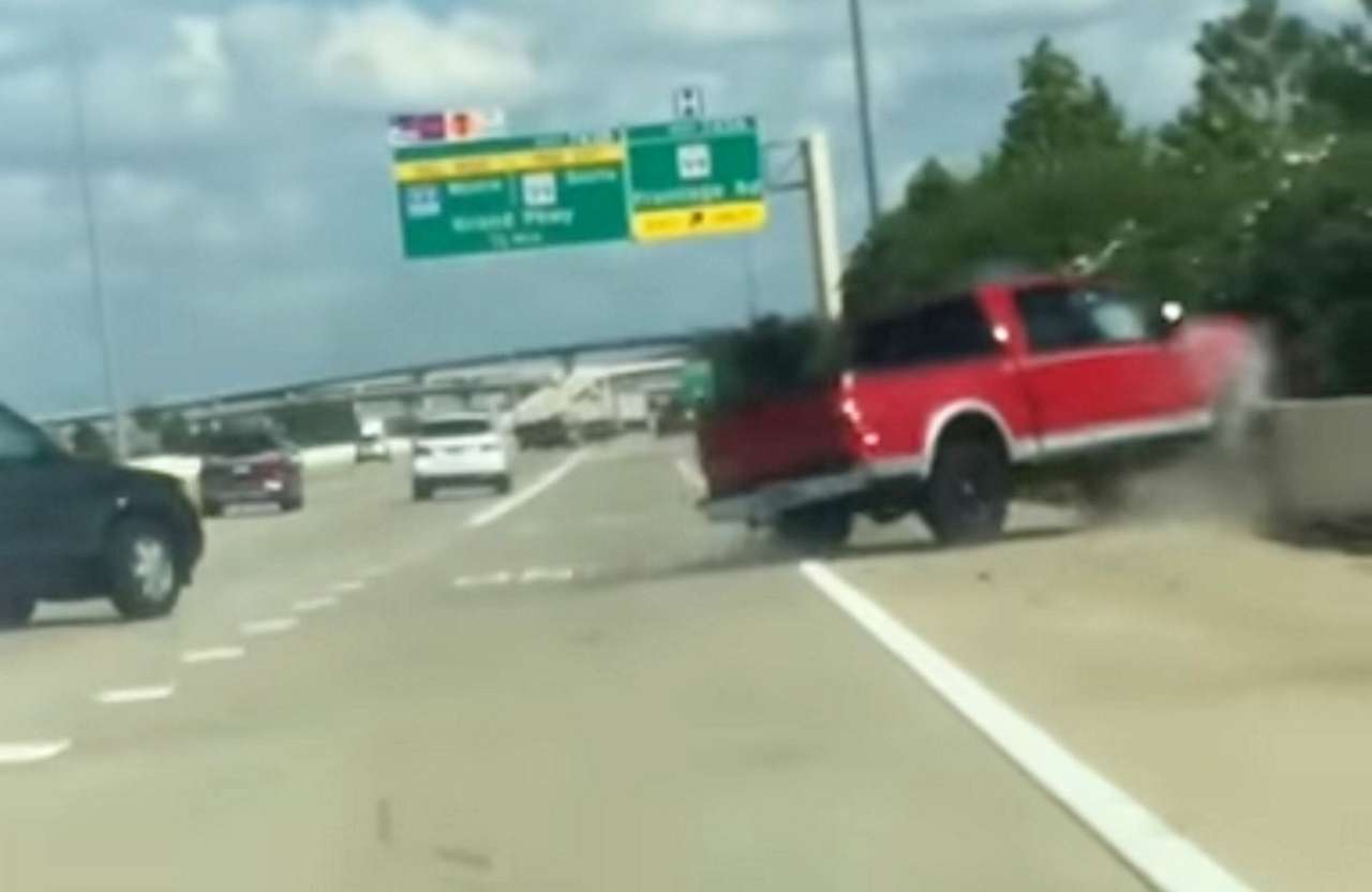 Жуткая авария неуправляемого пикапа попала на видео