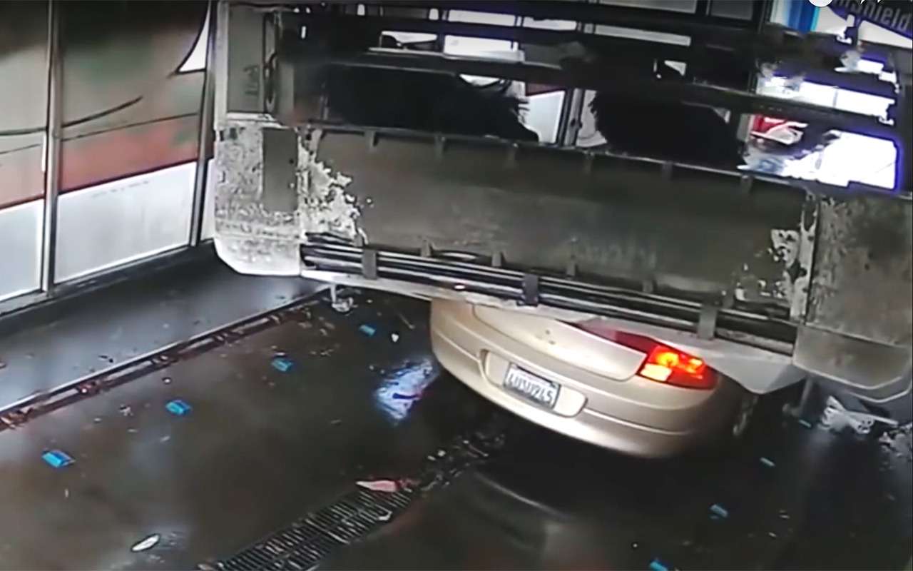 Автомойка не только вымыла, но и «выгладила» автомобиль