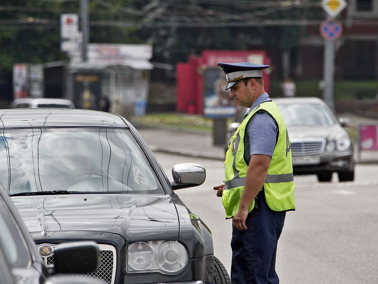 В Челябинске инспектор ДПС сломал руку водителю