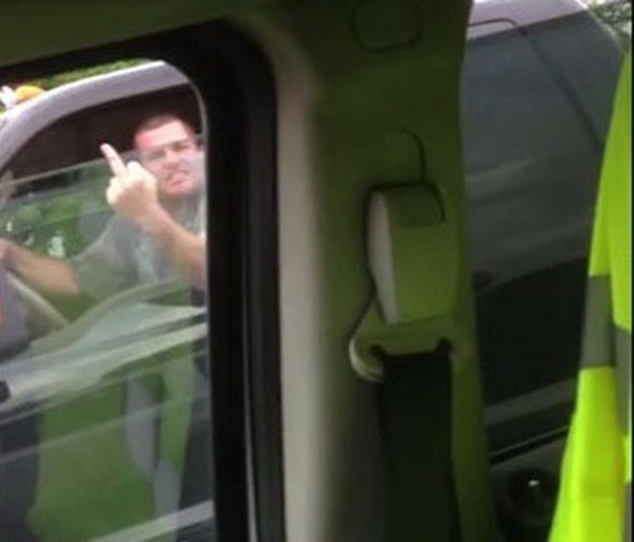 Водителя пикапа за хамское поведение на дороге наказала судьба