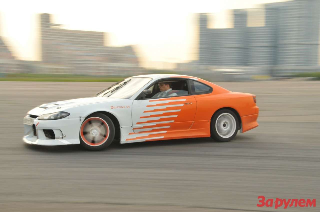 Удерживать автомобиль в красивом заносе оказалось не так-то просто.