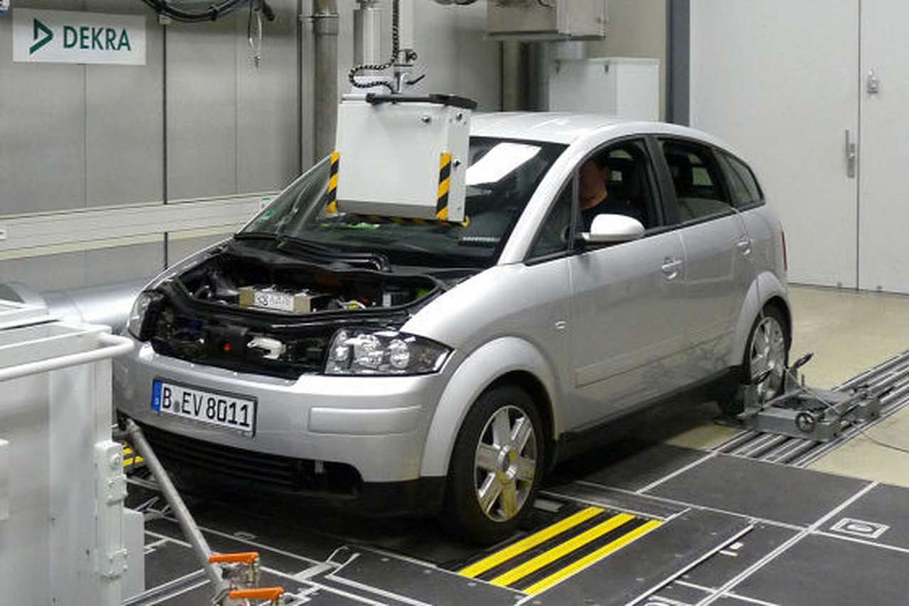 lekker-Mobil с новым аккумулятором на стенде Dekra