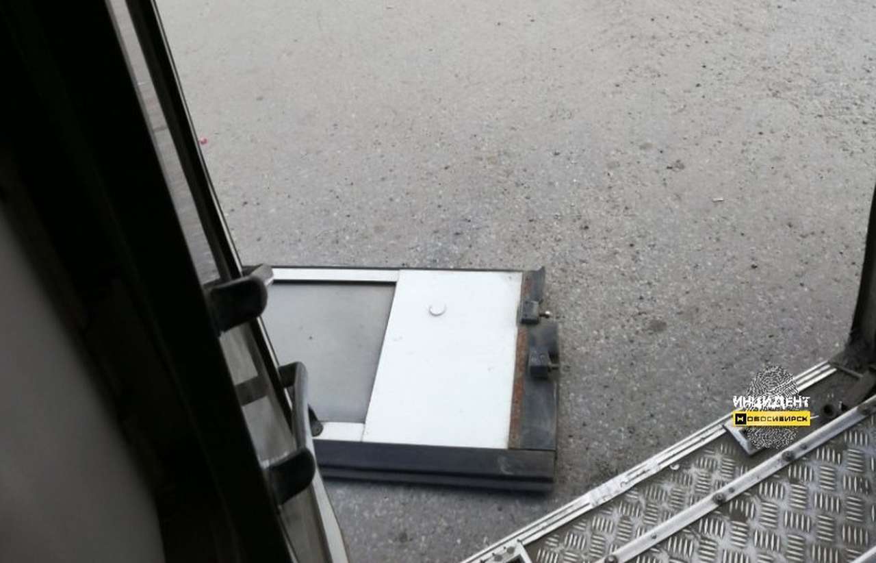 У пассажирского автобуса во время рейса отвалилась дверь