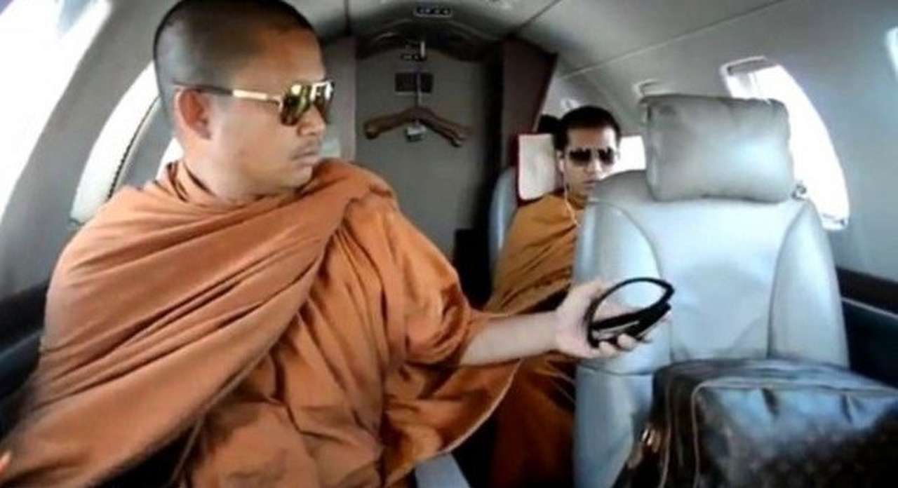 Монах прикупил 22 автомобиля Mercedes-Benz