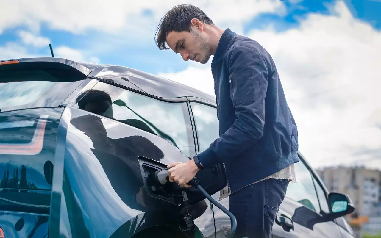 Не такие уж экономичные: производителей гибридов уличили во лжи