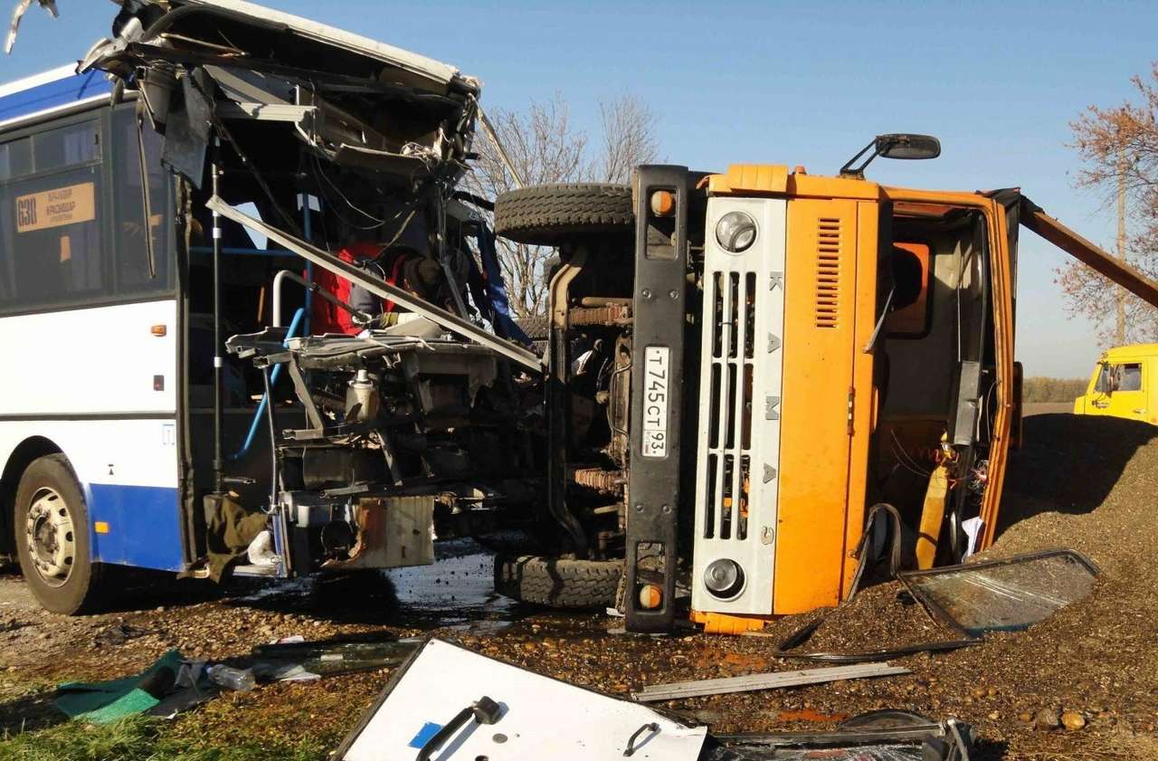 Трешем завершился «круглый стол», на котором государственные люди обсуждали поправки в законы для грузоперевозчиков. Дерзкую выходку выкинул представитель транспортного бизнеса, затесавшийся в ряды гостей-журналистов: ничего, мол, вы не смыслите в том, что обсуждаете, — вот и не сжимайте клещи закона… О чем это?
