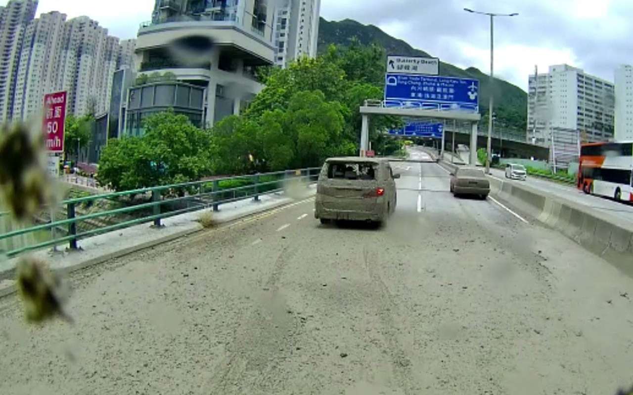 Минивэн и такси затормозили и получили ушат грязи