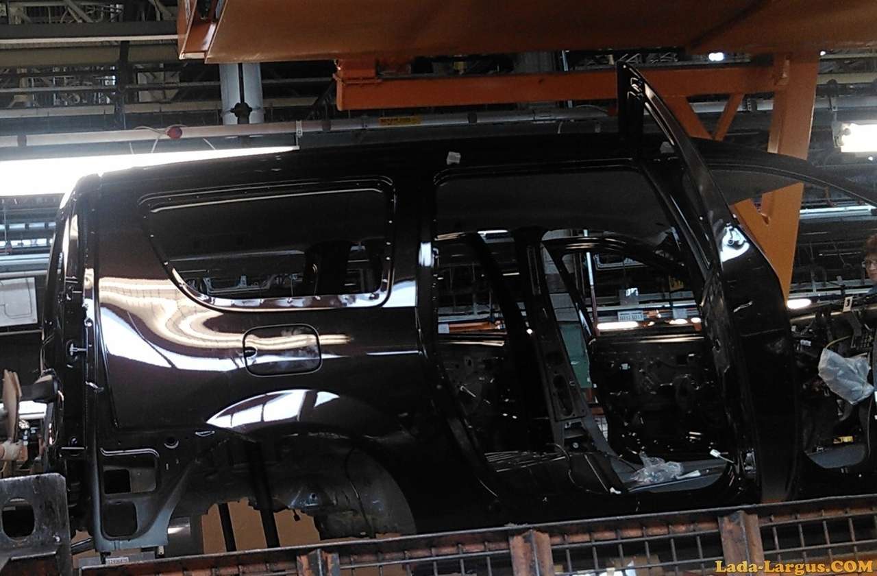 У Lada Largus появился темно-коричневый цвет