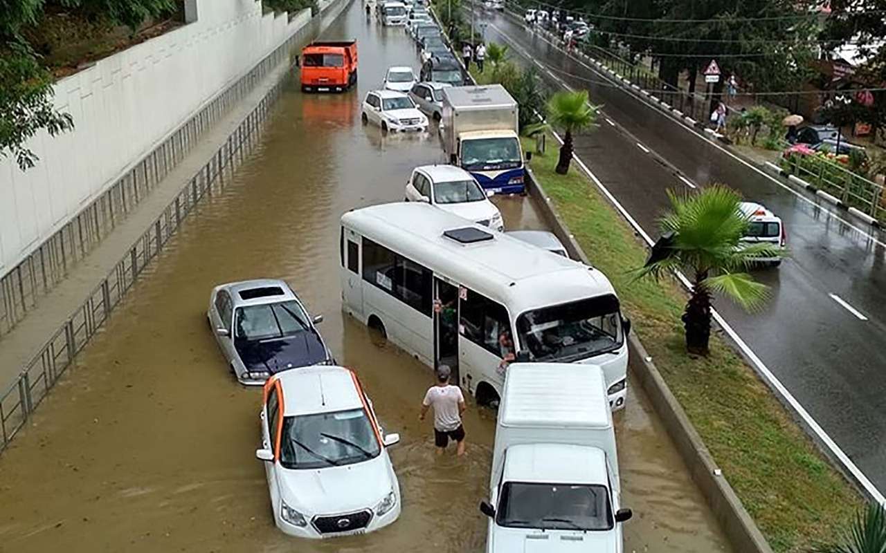 Ушедшие под воду машины и люди по пояс в воде. Последствия ливня в Сочи