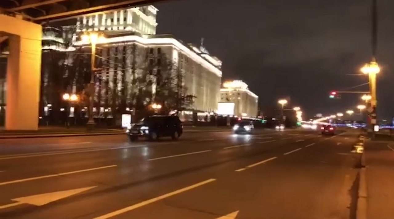 Мажоры на Лексусах погоняли вокруг Минобороны