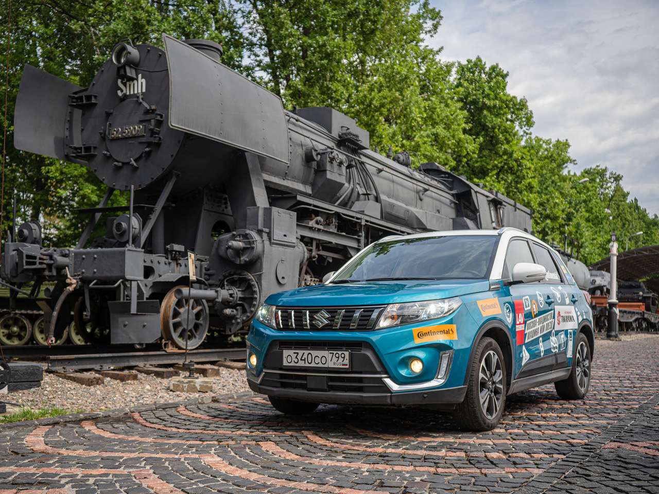 Кроссовер Suzuki бросил вызов поезду