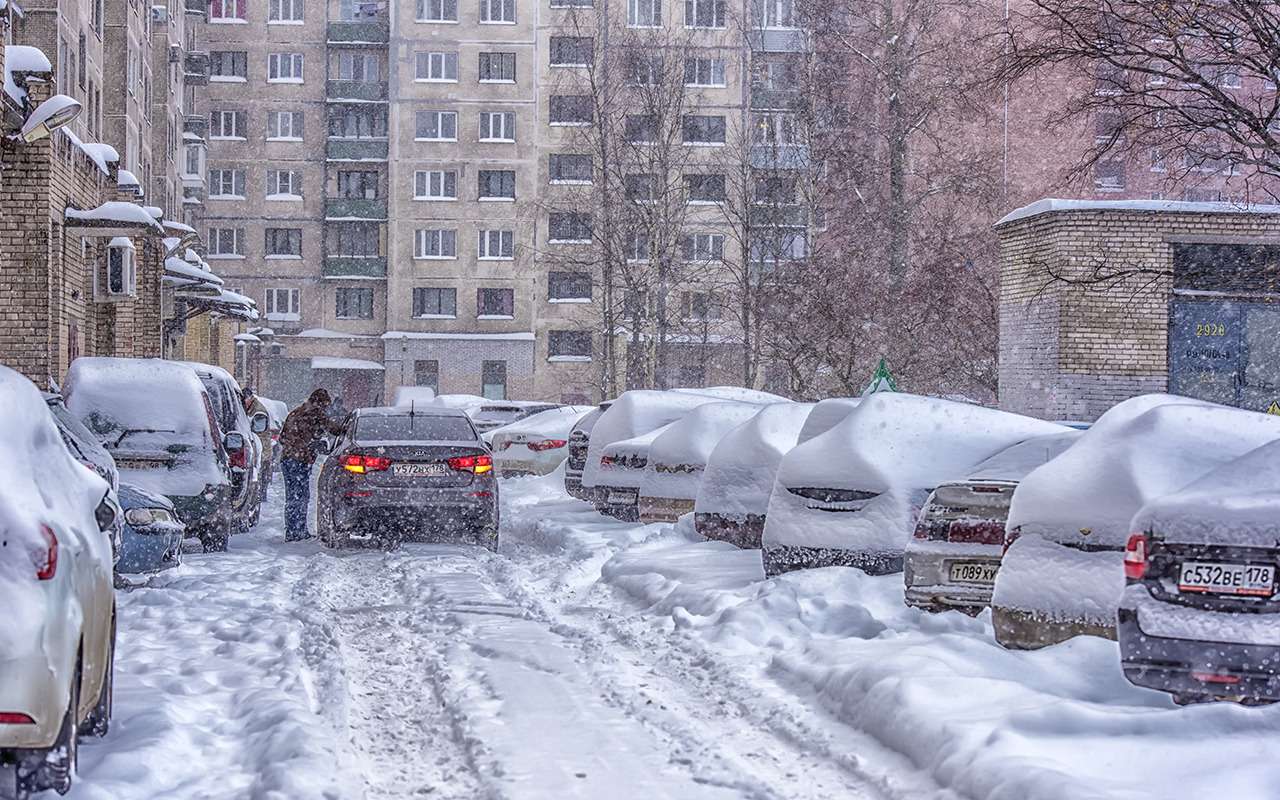 Разногласия с соседями из-за парковки нужно решать с властями — совет юриста