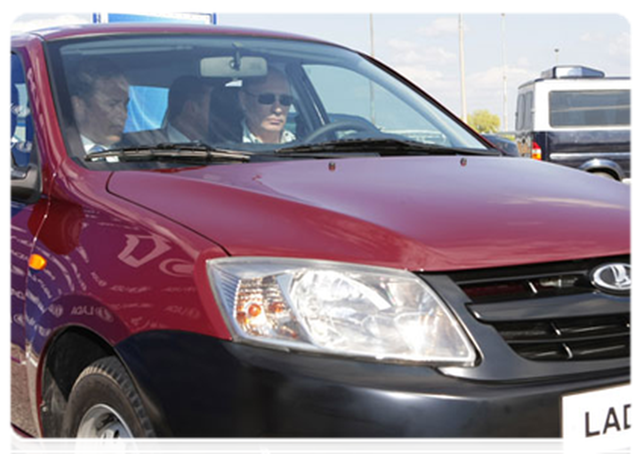 Кандидаты в президенты РФ перед выборами предъявили свои автомобили