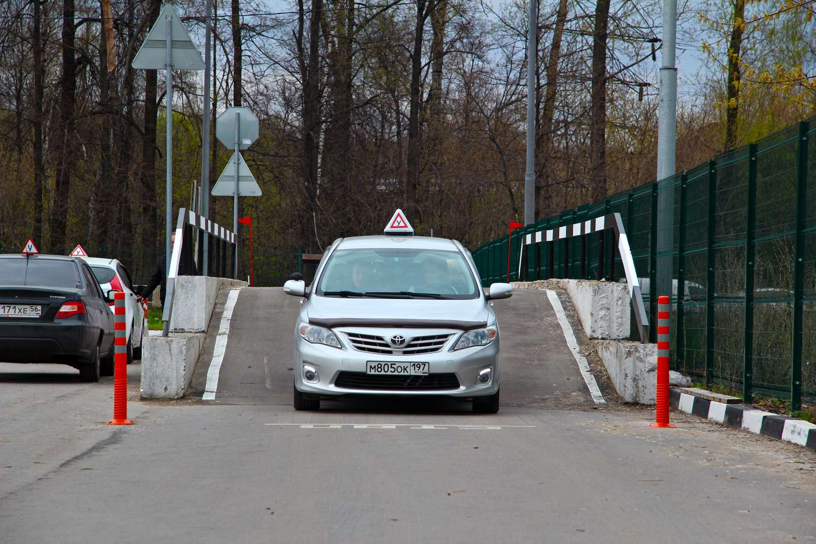 Горка на автодроме пошаговая. Экзамен эстакада на автодроме. Площадка экзамен в ГАИ С поворотниками. Экзамен горка на автодроме. Эстакада автошкола.