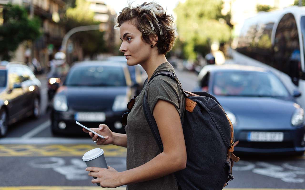 Как вернуть пешеходов в реальность: оторвать от смартфона!