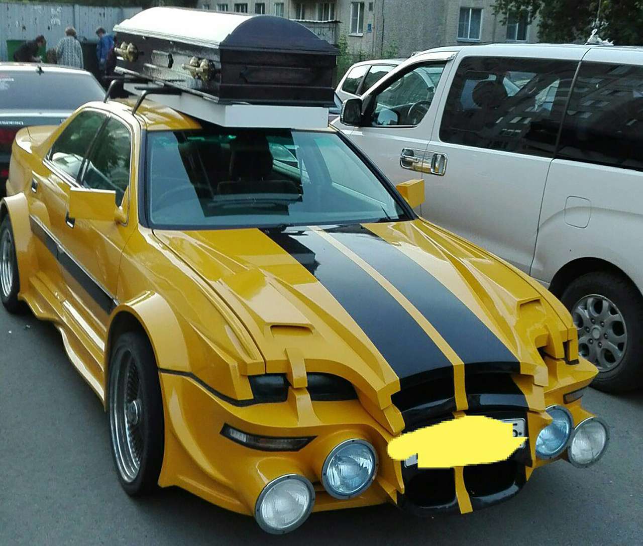 По ритуальным заслугам: водителя оштрафовали за гроб на крыше автомобиля