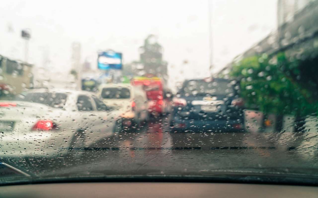 Запотевшие стекла: как победить туман в машине