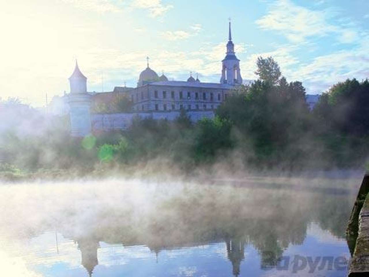 Верхотурье, раннее утро. Вид на мужской монастырь. Первыми здесь просыпаются гуси и монахи.