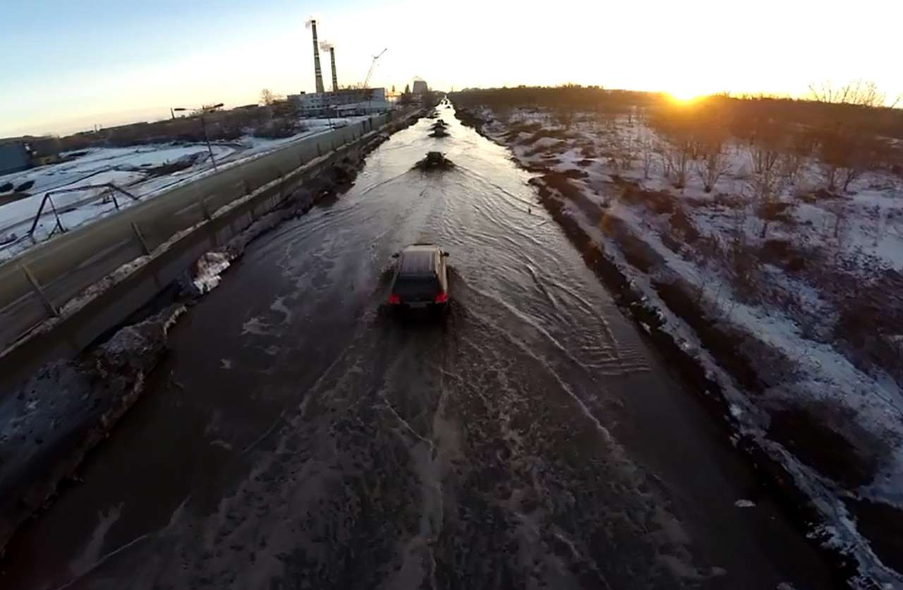 Когда вся дорога — это просто гигантская лужа (ВИДЕО)