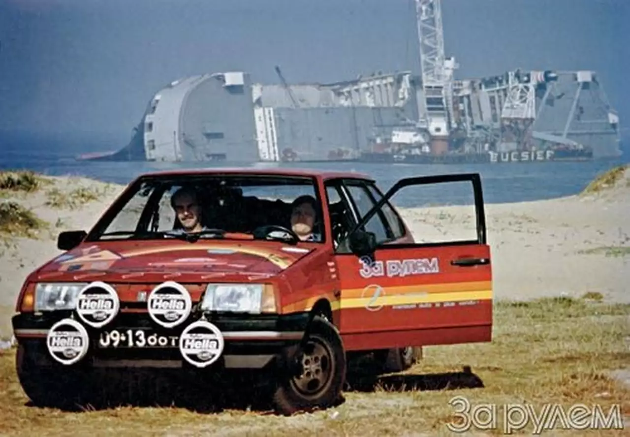 На набережной в Лиссабоне. На заднем плане - перевернувшийся японский "автовоз".