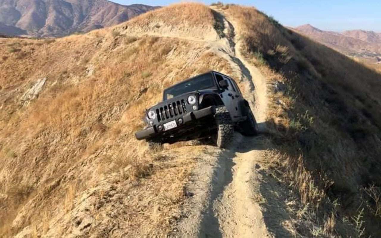 Езди внедорожников. Jeep Wrangler на скале. Jeep Wrangler застрял на горе. Внедорожник заезжает на гору. Внедорожник в горах.