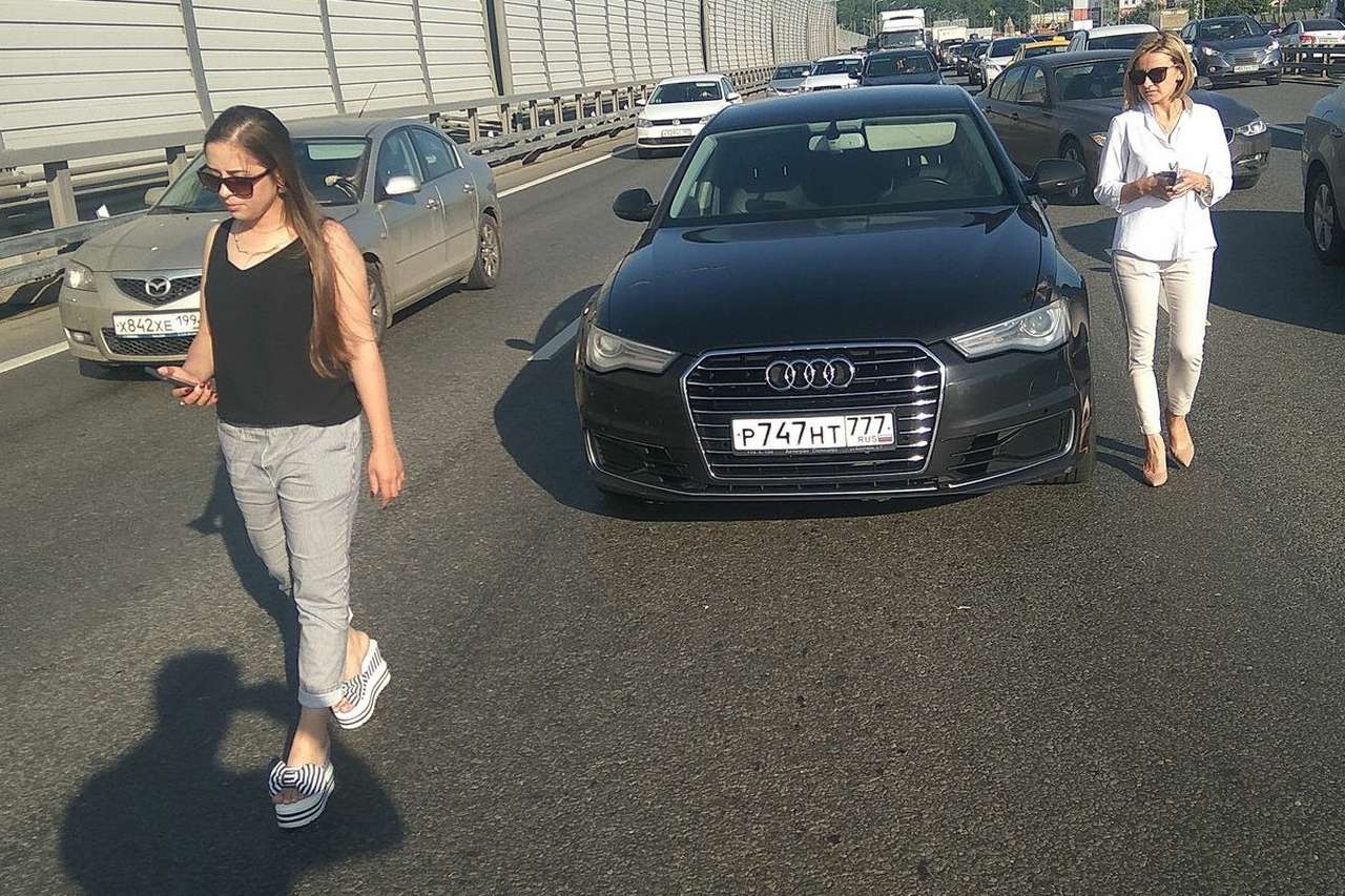 Новая разводка: красивые девушки просят денег на эвакуатор