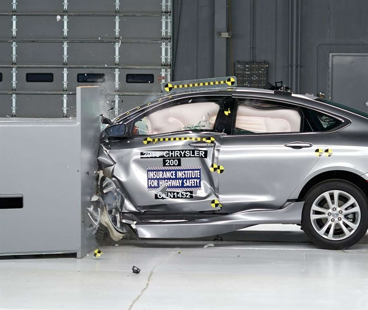 Chrysler 200 успешно прошел краш-тест с малым перекрытием (ВИДЕО)