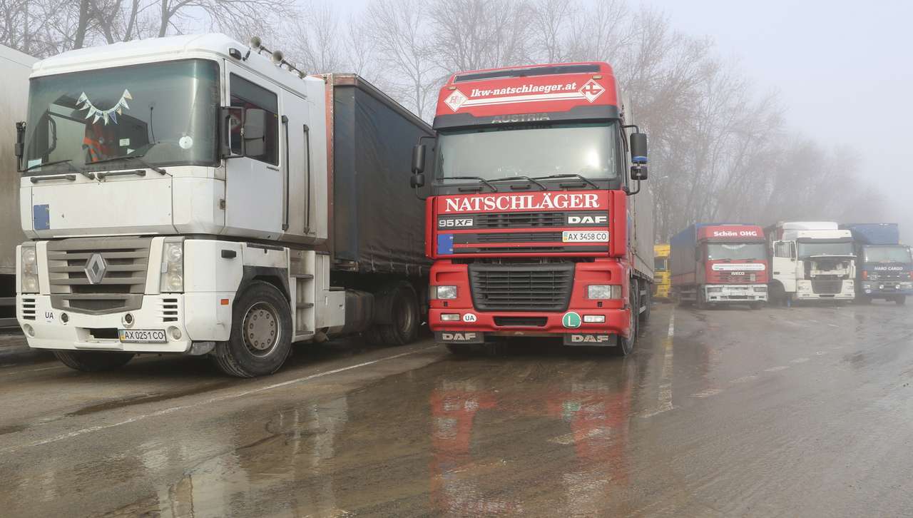 Украинским грузовикам включили режим «еду домой»